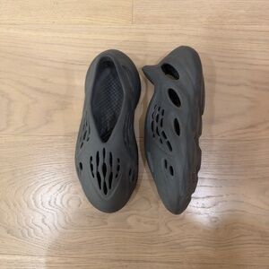 adidas Yeezy Foam Runner "Carbon" slides